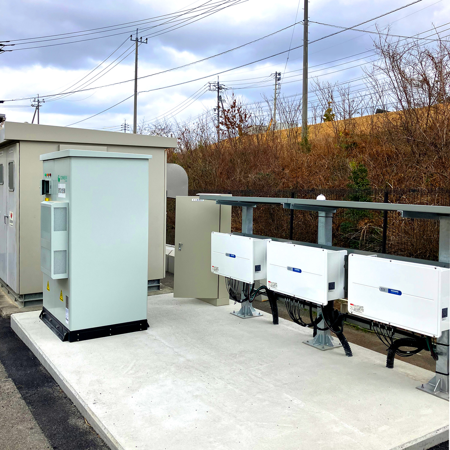 工場に設置された産業用蓄電システムLUVISと太陽光パワーコンディショナー