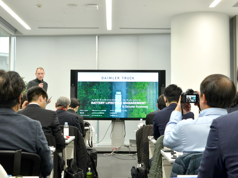 三菱ふそう本社見学会でEnePOND®実機を紹介